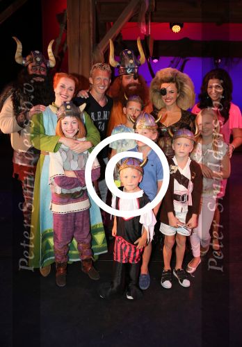 Rotterdam 9 augustus 2015
Edwin Smulders Johnny de Mol en Tomas v d Broek tijdens opnames van het rtl programma Down met Johnny. We gingen naar de premiere naar Wickie de Viking in het nieuwe Luxor. de cast Josje Huisman (Elza Eenoog/ Clodovea)
Remi de Smet (Wickie) 
Marleen van der Loo (Ilva) 
James Cooke (Tjurre) 
Steve Beirnaert (Snorre)
Jeroen Phaff (Vreselijke Sven)
Simon Zwiers (Halvar)
Menno KÃ¶hler (Faxe)
Joris Gootjes (Gorm)
Bas Timmers (Urobe)
Martine de Jager  (Greta)
Christophe Degelin (Piraat)
Remy Vetter (Piraat)
Dirk Kuyt met vrouw en kinderen