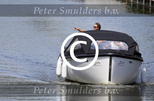 Amsterdam 1 juli 2015
Dirk en Suus Zeelenberg varen met hun sloep (boot) over de amsterdamse grachten
