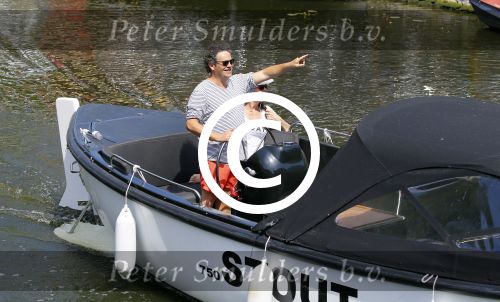 Amsterdam 1 juli 2015
Dirk en Suus Zeelenberg varen met hun sloep (boot) over de amsterdamse grachten