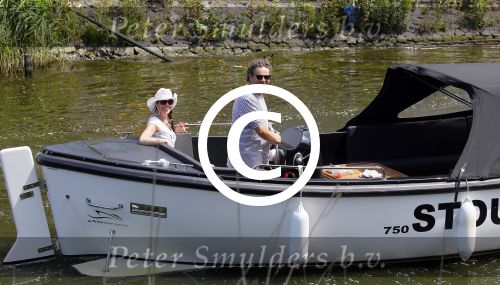 Amsterdam 1 juli 2015
Dirk en Suus Zeelenberg varen met hun sloep (boot) over de amsterdamse grachten