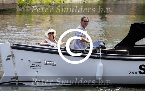 Amsterdam 1 juli 2015
Dirk en Suus Zeelenberg varen met hun sloep (boot) over de amsterdamse grachten