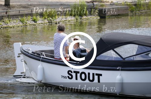 Amsterdam 1 juli 2015
Dirk en Suus Zeelenberg varen met hun sloep (boot) over de amsterdamse grachten
