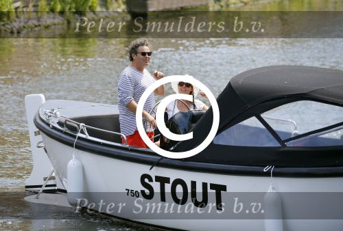 Amsterdam 1 juli 2015
Dirk en Suus Zeelenberg varen met hun sloep (boot) over de amsterdamse grachten
