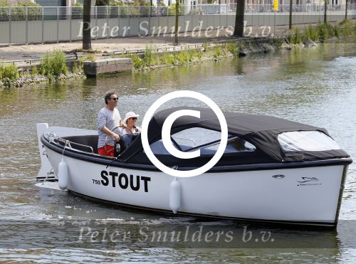 Amsterdam 1 juli 2015
Dirk en Suus Zeelenberg varen met hun sloep (boot) over de amsterdamse grachten