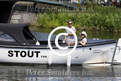 Amsterdam 1 juli 2015
Dirk en Suus Zeelenberg varen met hun sloep (boot) over de amsterdamse grachten