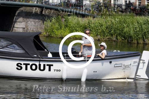 Amsterdam 1 juli 2015
Dirk en Suus Zeelenberg varen met hun sloep (boot) over de amsterdamse grachten