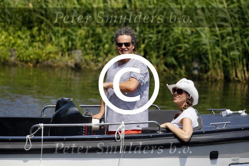 Amsterdam 1 juli 2015
Dirk en Suus Zeelenberg varen met hun sloep (boot) over de amsterdamse grachten