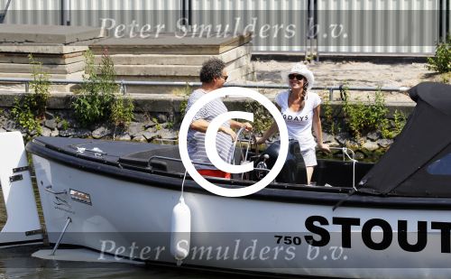 Amsterdam 1 juli 2015
Dirk en Suus Zeelenberg varen met hun sloep (boot) over de amsterdamse grachten