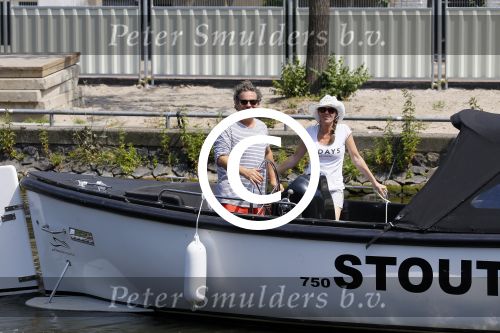 Amsterdam 1 juli 2015
Dirk en Suus Zeelenberg varen met hun sloep (boot) over de amsterdamse grachten