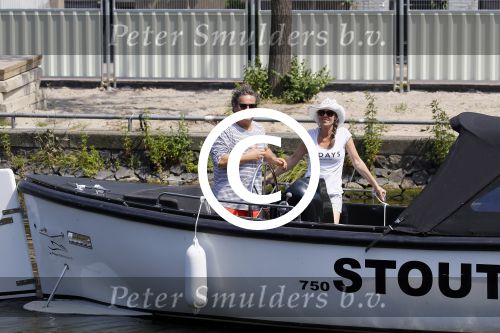 Amsterdam 1 juli 2015
Dirk en Suus Zeelenberg varen met hun sloep (boot) over de amsterdamse grachten