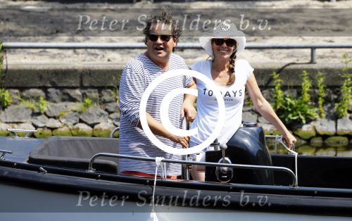 Amsterdam 1 juli 2015
Dirk en Suus Zeelenberg varen met hun sloep (boot) over de amsterdamse grachten