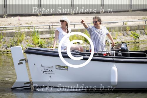 Amsterdam 1 juli 2015
Dirk en Suus Zeelenberg varen met hun sloep (boot) over de amsterdamse grachten