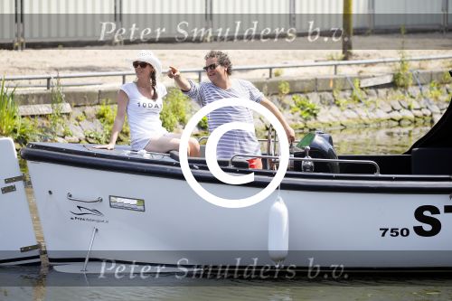 Amsterdam 1 juli 2015
Dirk en Suus Zeelenberg varen met hun sloep (boot) over de amsterdamse grachten