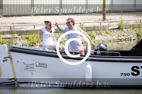 Amsterdam 1 juli 2015
Dirk en Suus Zeelenberg varen met hun sloep (boot) over de amsterdamse grachten