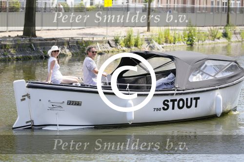 Amsterdam 1 juli 2015
Dirk en Suus Zeelenberg varen met hun sloep (boot) over de amsterdamse grachten