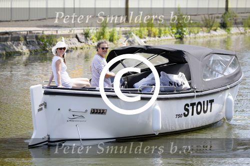 Amsterdam 1 juli 2015
Dirk en Suus Zeelenberg varen met hun sloep (boot) over de amsterdamse grachten