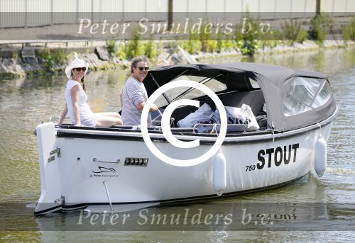 Amsterdam 1 juli 2015
Dirk en Suus Zeelenberg varen met hun sloep (boot) over de amsterdamse grachten