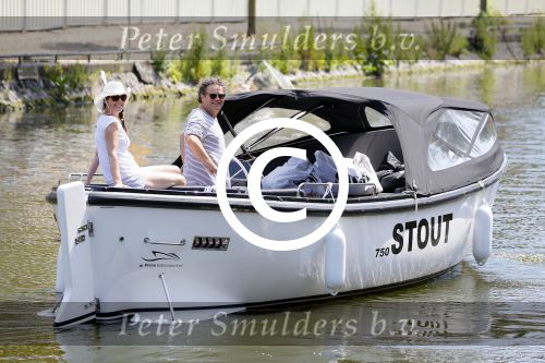 Amsterdam 1 juli 2015
Dirk en Suus Zeelenberg varen met hun sloep (boot) over de amsterdamse grachten