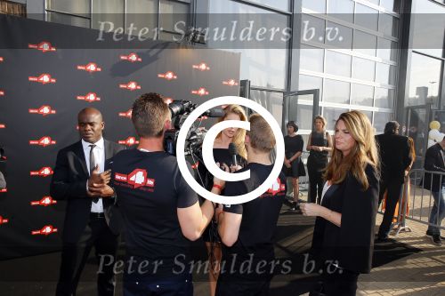 Amsterdam 26 juni 2015
Dance 4 life gala. Doutzen Kroes. Doutzen met haar manager Sarah Keller
