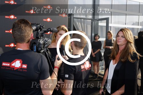 Amsterdam 26 juni 2015
Dance 4 life gala. Doutzen Kroes. Doutzen met haar manager Sarah Keller
