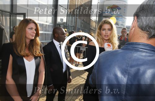 Amsterdam 26 juni 2015
Dance 4 life gala. Doutzen Kroes. Doutzen met haar manager Sarah Keller