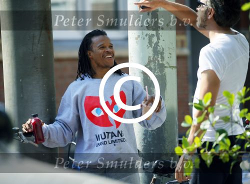 Amsterdam 13 augustus 2015 
Edgar Davids in gesprek met een kennis Amsterdam zuid.