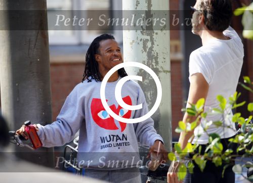 Amsterdam 13 augustus 2015 
Edgar Davids in gesprek met een kennis Amsterdam zuid.