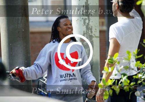 Amsterdam 13 augustus 2015 
Edgar Davids in gesprek met een kennis Amsterdam zuid.