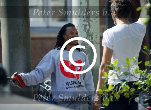 Amsterdam 13 augustus 2015 
Edgar Davids in gesprek met een kennis Amsterdam zuid.