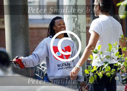 Amsterdam 13 augustus 2015 
Edgar Davids in gesprek met een kennis Amsterdam zuid.