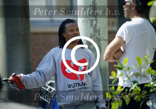 Amsterdam 13 augustus 2015 
Edgar Davids in gesprek met een kennis Amsterdam zuid.