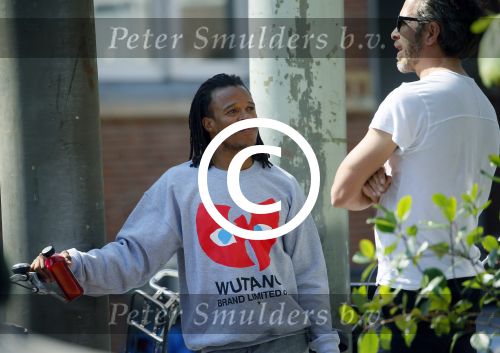 Amsterdam 13 augustus 2015 
Edgar Davids in gesprek met een kennis Amsterdam zuid.