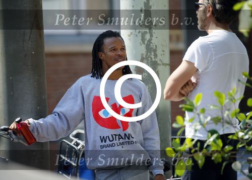Amsterdam 13 augustus 2015 
Edgar Davids in gesprek met een kennis Amsterdam zuid.