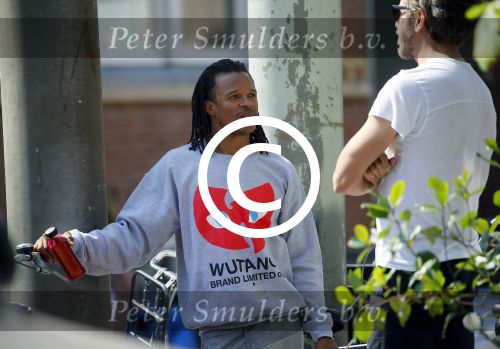 Amsterdam 13 augustus 2015 
Edgar Davids in gesprek met een kennis Amsterdam zuid.