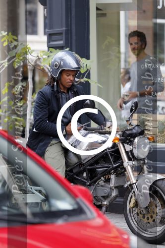 Amsterdam 14 augustus 2015  
Edgar Davids op zijn old timer motor in amsterdam zuid. Motor heeft de naam Pitbull