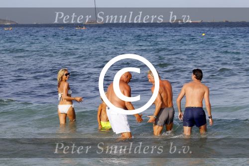 ibiza 29 juli 2015
Wendy v Dijk met Sem Lizzy haar moeder en man Erland Galjaard en zijn kinderen uit eerste huwelijk op strand van Coco beach. Herman den Blijker zijn zoon en vrouw alsmede John Ewbank dochter Day en Kelly Weekers zijn ook aanwezig
