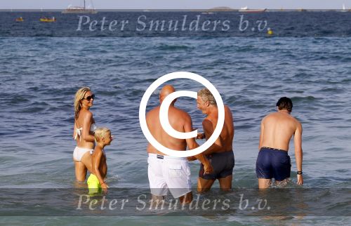 ibiza 29 juli 2015
Wendy v Dijk met Sem Lizzy haar moeder en man Erland Galjaard en zijn kinderen uit eerste huwelijk op strand van Coco beach. Herman den Blijker zijn zoon en vrouw alsmede John Ewbank dochter Day en Kelly Weekers zijn ook aanwezig