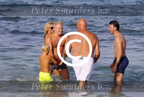 ibiza 29 juli 2015
Wendy v Dijk met Sem Lizzy haar moeder en man Erland Galjaard en zijn kinderen uit eerste huwelijk op strand van Coco beach. Herman den Blijker zijn zoon en vrouw alsmede John Ewbank dochter Day en Kelly Weekers zijn ook aanwezig
