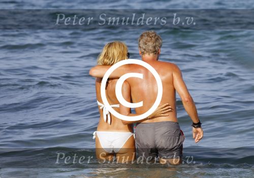ibiza 29 juli 2015
Wendy v Dijk met Sem Lizzy haar moeder en man Erland Galjaard en zijn kinderen uit eerste huwelijk op strand van Coco beach. Herman den Blijker zijn zoon en vrouw alsmede John Ewbank dochter Day en Kelly Weekers zijn ook aanwezig