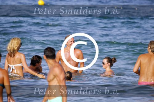 ibiza 29 juli 2015
Wendy v Dijk met Sem Lizzy haar moeder en man Erland Galjaard en zijn kinderen uit eerste huwelijk op strand van Coco beach. Herman den Blijker zijn zoon en vrouw alsmede John Ewbank dochter Day en Kelly Weekers zijn ook aanwezig