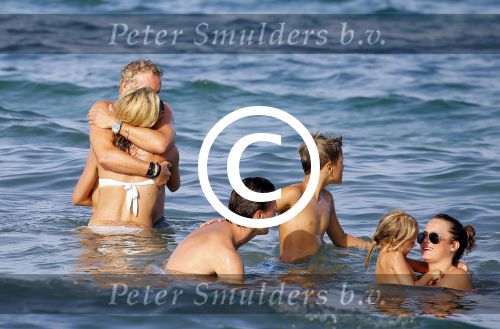 ibiza 29 juli 2015
Wendy v Dijk met Sem Lizzy haar moeder en man Erland Galjaard en zijn kinderen uit eerste huwelijk op strand van Coco beach. Herman den Blijker zijn zoon en vrouw alsmede John Ewbank dochter Day en Kelly Weekers zijn ook aanwezig