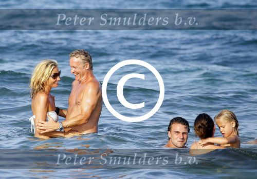 ibiza 29 juli 2015
Wendy v Dijk met Sem Lizzy haar moeder en man Erland Galjaard en zijn kinderen uit eerste huwelijk op strand van Coco beach. Herman den Blijker zijn zoon en vrouw alsmede John Ewbank dochter Day en Kelly Weekers zijn ook aanwezig