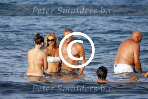 ibiza 29 juli 2015
Wendy v Dijk met Sem Lizzy haar moeder en man Erland Galjaard en zijn kinderen uit eerste huwelijk op strand van Coco beach. Herman den Blijker zijn zoon en vrouw alsmede John Ewbank dochter Day en Kelly Weekers zijn ook aanwezig