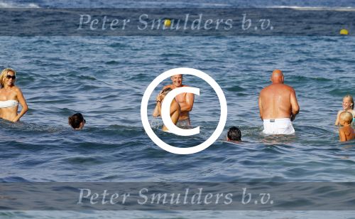 ibiza 29 juli 2015
Wendy v Dijk met Sem Lizzy haar moeder en man Erland Galjaard en zijn kinderen uit eerste huwelijk op strand van Coco beach. Herman den Blijker zijn zoon en vrouw alsmede John Ewbank dochter Day en Kelly Weekers zijn ook aanwezig