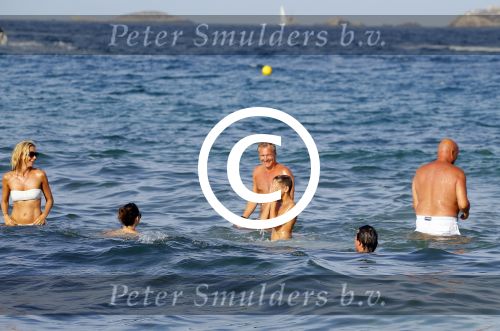 ibiza 29 juli 2015
Wendy v Dijk met Sem Lizzy haar moeder en man Erland Galjaard en zijn kinderen uit eerste huwelijk op strand van Coco beach. Herman den Blijker zijn zoon en vrouw alsmede John Ewbank dochter Day en Kelly Weekers zijn ook aanwezig