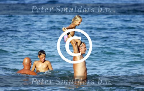 ibiza 29 juli 2015
Wendy v Dijk met Sem Lizzy haar moeder en man Erland Galjaard en zijn kinderen uit eerste huwelijk op strand van Coco beach. Herman den Blijker zijn zoon en vrouw alsmede John Ewbank dochter Day en Kelly Weekers zijn ook aanwezig