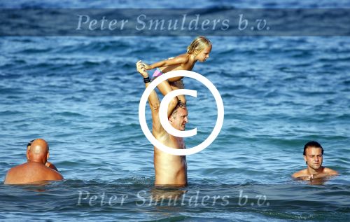 ibiza 29 juli 2015
Wendy v Dijk met Sem Lizzy haar moeder en man Erland Galjaard en zijn kinderen uit eerste huwelijk op strand van Coco beach. Herman den Blijker zijn zoon en vrouw alsmede John Ewbank dochter Day en Kelly Weekers zijn ook aanwezig