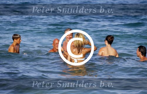 ibiza 29 juli 2015
Wendy v Dijk met Sem Lizzy haar moeder en man Erland Galjaard en zijn kinderen uit eerste huwelijk op strand van Coco beach. Herman den Blijker zijn zoon en vrouw alsmede John Ewbank dochter Day en Kelly Weekers zijn ook aanwezig