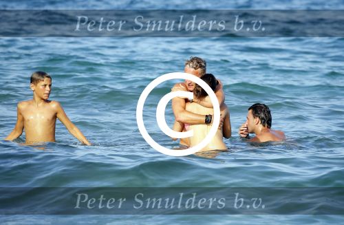 ibiza 29 juli 2015
Wendy v Dijk met Sem Lizzy haar moeder en man Erland Galjaard en zijn kinderen uit eerste huwelijk op strand van Coco beach. Herman den Blijker zijn zoon en vrouw alsmede John Ewbank dochter Day en Kelly Weekers zijn ook aanwezig