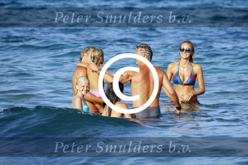 ibiza 29 juli 2015
Wendy v Dijk met Sem Lizzy haar moeder en man Erland Galjaard en zijn kinderen uit eerste huwelijk op strand van Coco beach. Herman den Blijker zijn zoon en vrouw alsmede John Ewbank dochter Day en Kelly Weekers zijn ook aanwezig